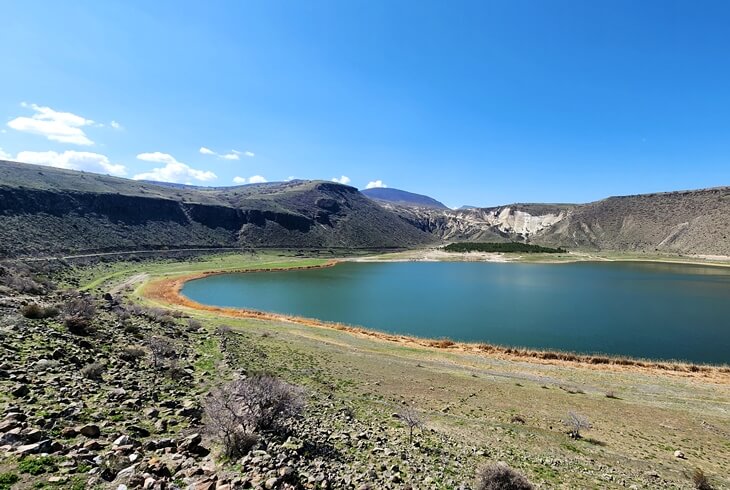 Kapadokya Narlıgöl Krater Gölü’nün yüksek açıdan görünümü ve çevresini saran volkanik dağ silsilesi